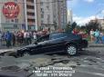 Провина комунальників: У Києві авто з матір'ю та дитиною пішло під землю (фото)