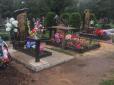 На Сумщині нелюди сплюндрували пам’ятники на могилах бійців АТО (фото)