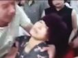 Китаянка випадково розбила намисто та зомліла, дізнавшись, скільки воно коштує (відео)