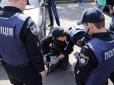 Поліція у Києві затримала чоловіка, який кусав перехожих, бив авто та кидався під колеса машин