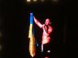 Ці до Криму не поїдуть: Соліст поп-рок групи Imagine Dragons на концерті в Києві підняв синьо-жовтий прапор