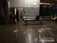 Криваві розбірки в супермаркеті: Поліцейський застрелив молодика, який підрізав його ножем