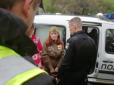 У 6 років дійшла до Берліну? 9 травня в Києві затримали 80-річну жінку в радянській військовій формі та із забороненою символікою