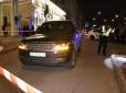 Хто залишив - невідомо: Відразу після вбивства сина депутата в центрі Києва з'явився букет квітів (фото)