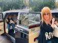 Вийшла із лімузина, відкривши двері ногою: Алла Пугачова повернулася до Москви (відео)